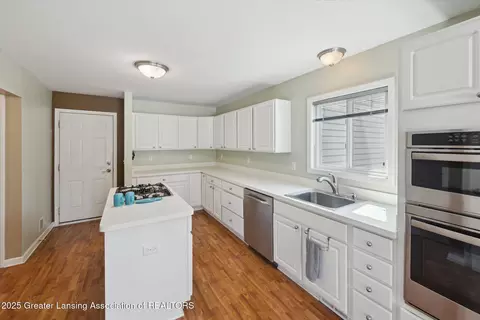 Kitchen - 14178 Mulholland Dr, Bath, MI 48808 photo 2 of 3
