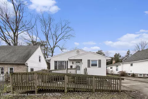 207 N Deerfield Ave, Lansing, MI 48917
