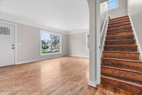 Entry Way - 907 Hamilton Ave, Lansing, MI 48910 photo 4 of 6
