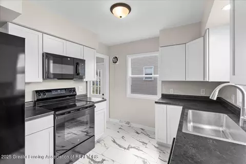 Kitchen - 907 Hamilton Ave, Lansing, MI 48910 photo 3 of 4