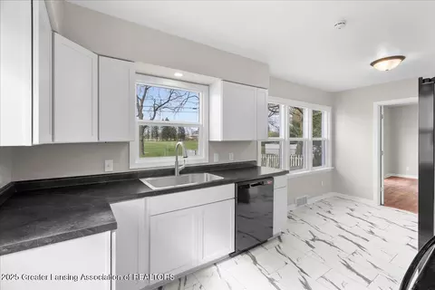 Kitchen - 907 Hamilton Ave, Lansing, MI 48910 photo 2 of 4