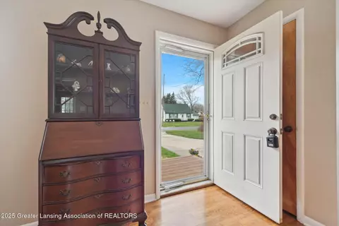 15417 Chetwyn Dr, Lansing, MI 48906 photo 6