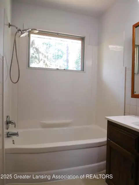 Bath - 231 W Rolfe St, Perry, MI 48872 photo 2 of 3