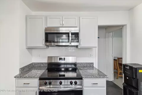 Kitchen - 916 Poxson Ave, Lansing, MI 48910 photo 4 of 5