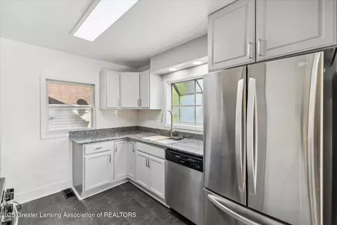 Kitchen - 916 Poxson Ave, Lansing, MI 48910 photo 3 of 5