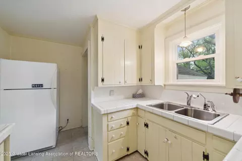 Kitchen - 12102 Rupp Rd, Grand Ledge, MI 48837 photo 2 of 2