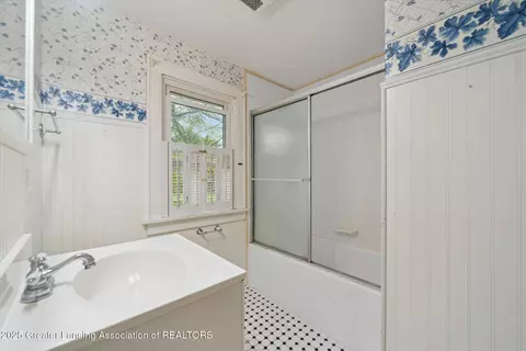 Bath - 12102 Rupp Rd, Grand Ledge, MI 48837 photo 2 of 3