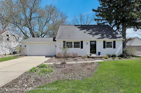 2762 Grovenburg Rd, Lansing, MI 48911