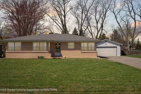 1375 SE Meadowlane Dr, Kentwood, MI 49508