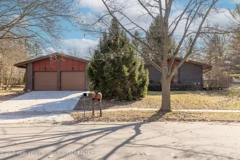 2928-2930 Canarsie Dr, Lansing, MI 48910