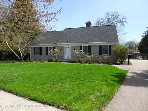 1840 Blossom Ln, East Lansing, MI 48823