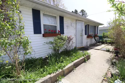 911 Pine St, Dewitt, MI 48820