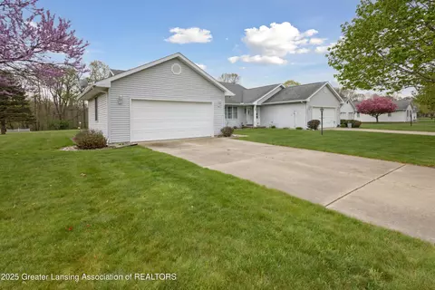 2942 Twelve Oaks Dr #27, Charlotte, MI 48813