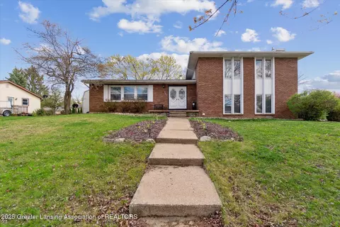 901 Searles Estate Dr, Saint Johns, MI 48879