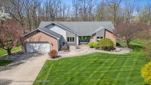 15090 Duxbury Ln, Lansing, MI 48906
