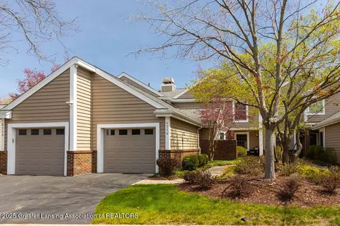 6336 W Lake Dr, Haslett, MI 48840