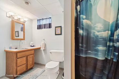 Bath - 918 Clark Rd, Lansing, MI 48917 photo 3 of 4