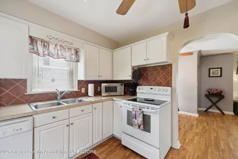 Kitchen - 918 Clark Rd, Lansing, MI 48917 photo 2 of 4