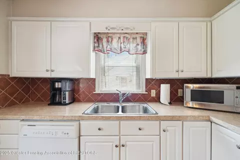 Kitchen - 918 Clark Rd, Lansing, MI 48917 photo 3 of 4
