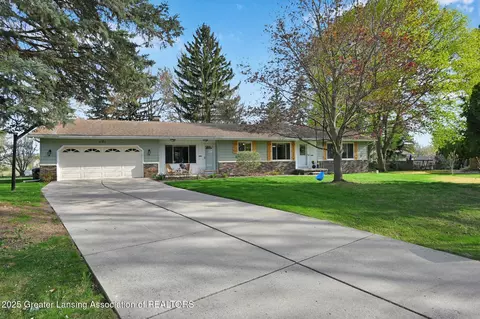 1101 Mora Cir, Dewitt, MI 48820