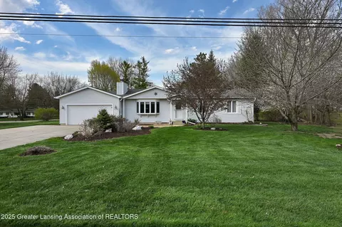 1318 W Herbison Dr, Dewitt, MI 48820 photo 3