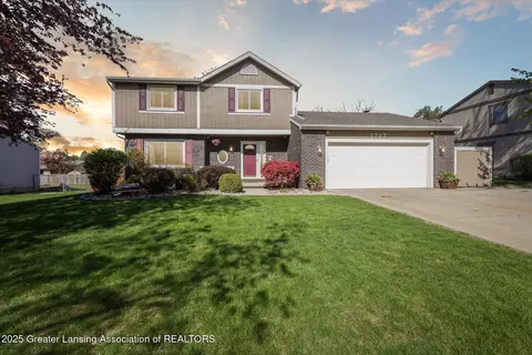 1717 Stoney Point Dr, Lansing, MI 48917