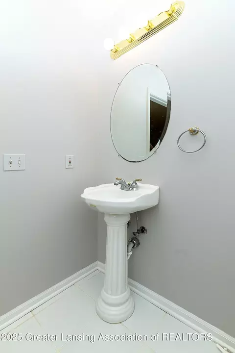 Bath - 925 Button Rd, Okemos, MI 48864 photo 1 of 6