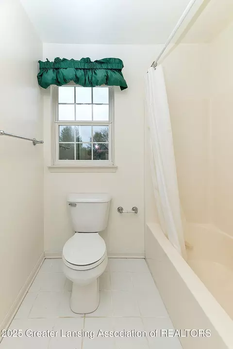 Bath - 925 Button Rd, Okemos, MI 48864 photo 6 of 6