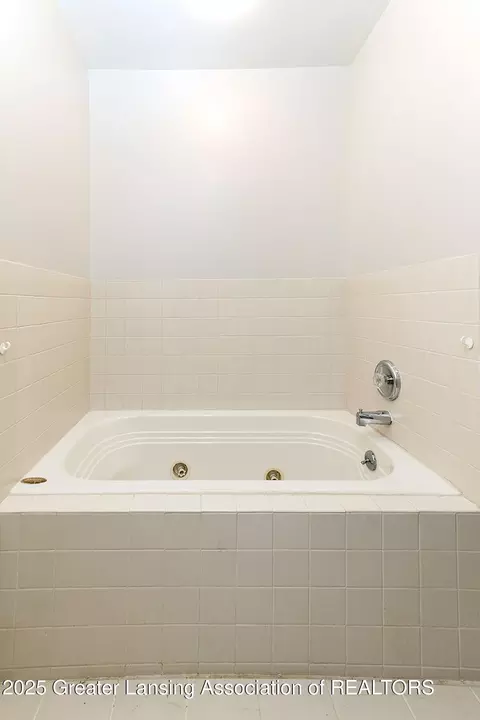 Bath - 925 Button Rd, Okemos, MI 48864 photo 4 of 6