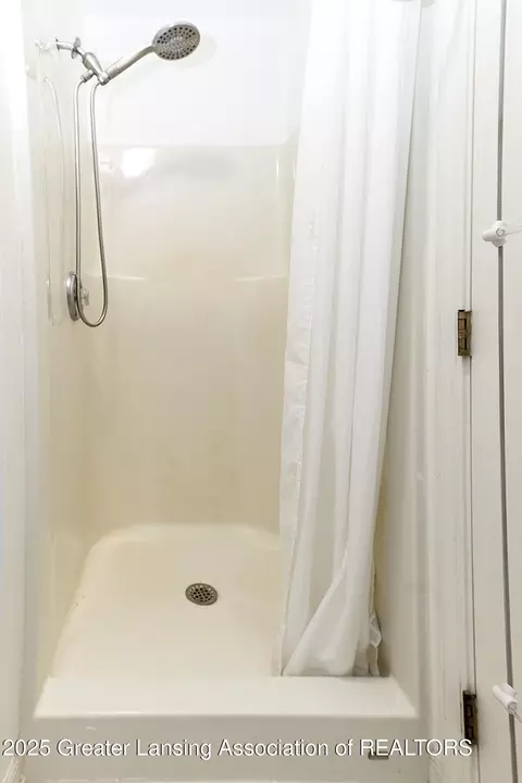 Bath - 925 Button Rd, Okemos, MI 48864 photo 3 of 6