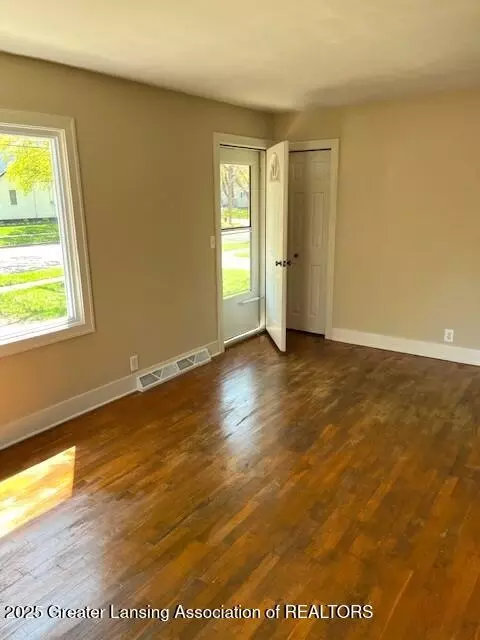 303 E Gibbs St, Saint Johns, MI 48879 photo 3