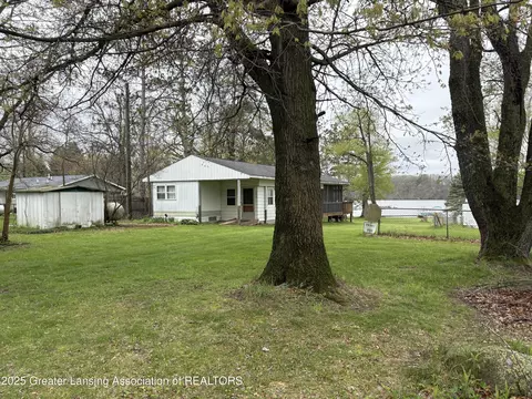 8376 Riverview Dr, Lyons, MI 48851