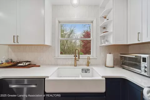 Kitchen - 1212 Sandhill Dr, Dewitt, MI 48820 photo 3 of 4