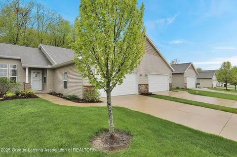 231 Barrington Cir, Lansing, MI 48917
