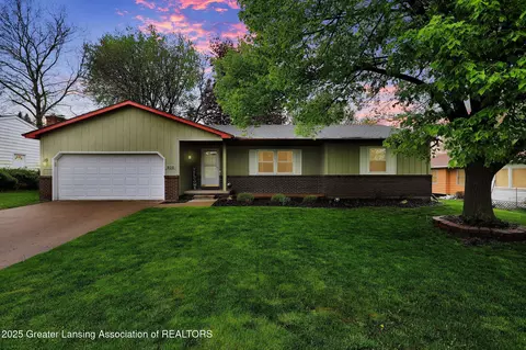 910 Pecos Dr, Lansing, MI 48917