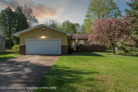 3793 Wisteria Ln, Dewitt, MI 48820