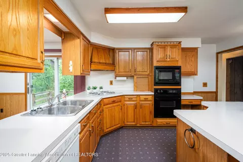 Kitchen - 13549 Walnut St, Bath, MI 48808 photo 2 of 4