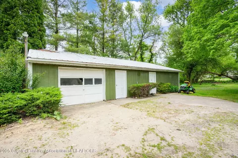 Exterior - 13549 Walnut St, Bath, MI 48808 photo 4 of 9