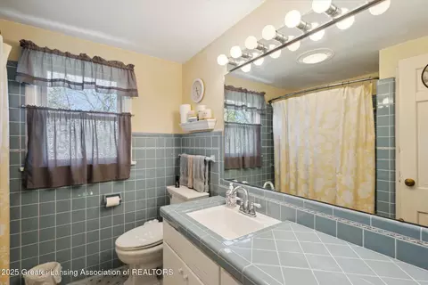 Bath - 4128 Appletree Ln, Lansing, MI 48917 photo 3 of 3
