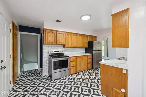 Kitchen - 428 E Miller Rd, Lansing, MI 48911 photo 4 of 5