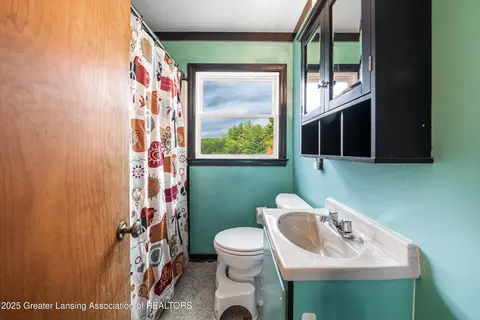 Bath - 2018 Cooper Ave, Lansing, MI 48910 photo 1 of 1