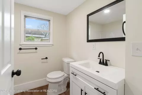 Bath - 828 Backus St, Jackson, MI 49202 photo 1 of 2