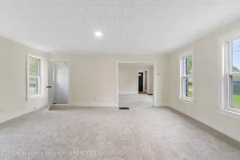 Living - 828 Backus St, Jackson, MI 49202 photo 2 of 2