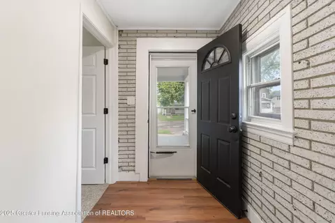 Entry Way - 828 Backus St, Jackson, MI 49202 photo 1 of 6