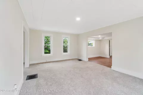 Living - 828 Backus St, Jackson, MI 49202 photo 1 of 2