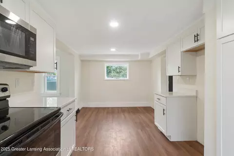 Entry Way - 828 Backus St, Jackson, MI 49202 photo 4 of 6