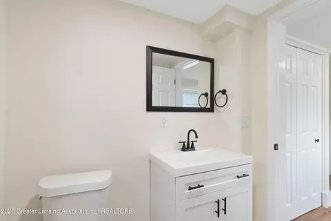 Bath - 828 Backus St, Jackson, MI 49202 photo 2 of 2
