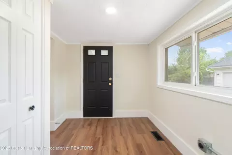 Entry Way - 828 Backus St, Jackson, MI 49202 photo 5 of 6