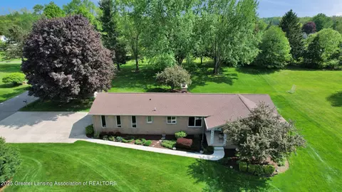 10079 Woodland Acres Dr, Grand Ledge, MI 48837