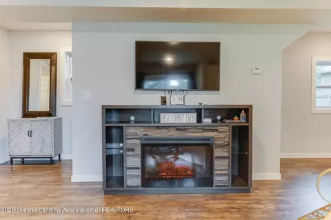 Entry Way - 4614 Addison Rd, Lansing, MI 48917 photo 4 of 5